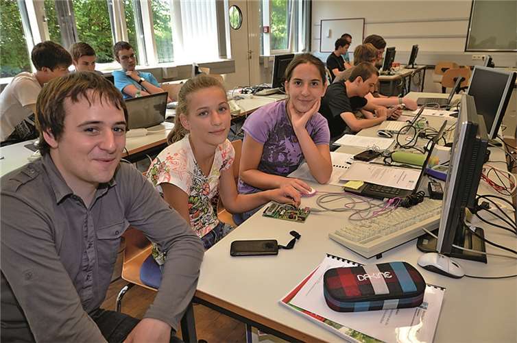 Wie echte Studierende arbeiteten die Nachwuchswissenschaftlerinnen und –wissenschaftler mit Unterrichtsmaterialien der Hochschule Koblenz, lernten und experimentierten im Labor und stärkten sich zwischendurch in der Mensa. privat