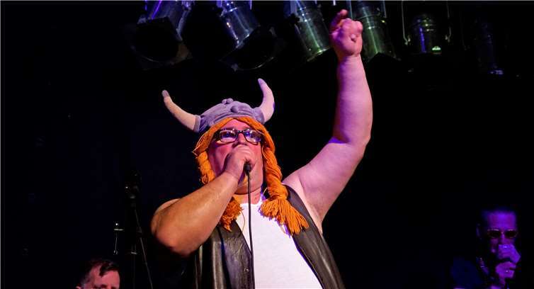 Wie eh und je präsentierte sichRolf Weber im Wikinger-Outfit bei dem Song „Pipi“.