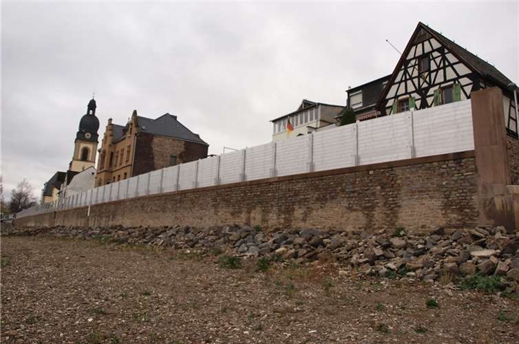 Wie ein Bollwerk steht die Hochwasserschutzwand im Bereich Neuendorf - dem Hochwasser trotzend entgegen.