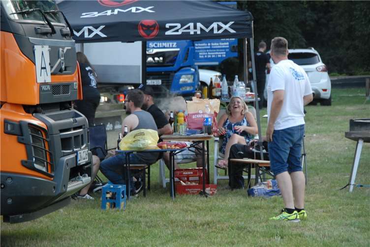 Wie ein Familientreffen: Die Lkw-Fahrer und ihre Angehörigen schätzen an der Dierdorfer Veranstaltung den familiären Charakter.