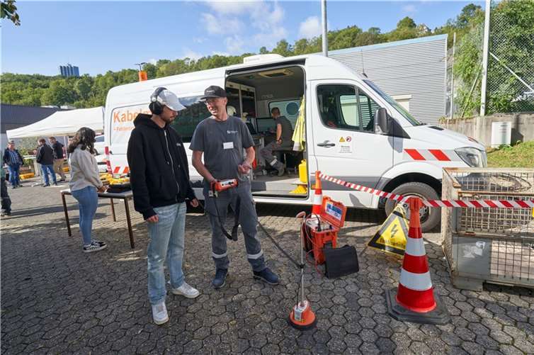 Wie ein Kabelmesswagen funktioniert, erfuhren die Gäste beim Tag der Ausbildung am evm-Standort Schützenstraße.  Foto: Sascha Ditscher/evm