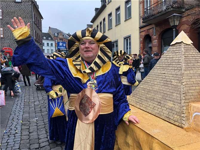Wie ein Pharao zog Michael aus Mayen durch die Gassen. 
