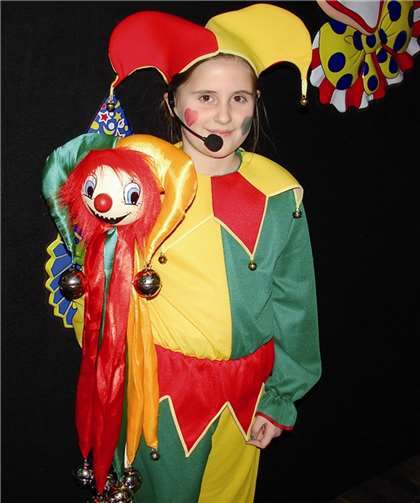 Wie ein Profi stand der kleine „Hoppeditz“ Lina Kraut auf der Narrenbühne im Pfarrheim.