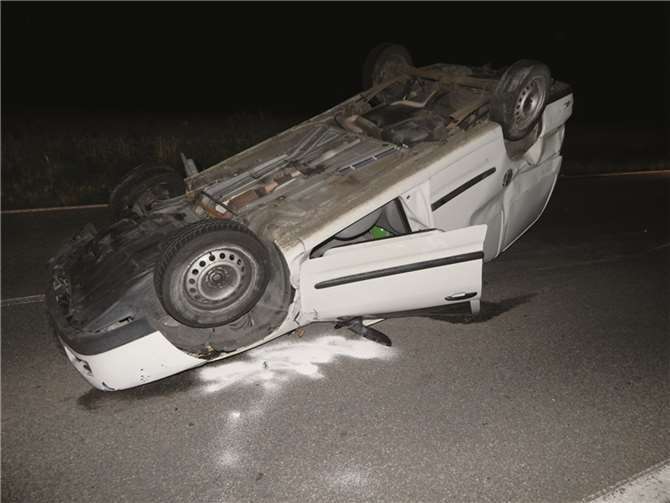 Wie ein Wunder konnte sich der Fahrer selbstständig unverletzt aus dem Fahrzeug befreien.