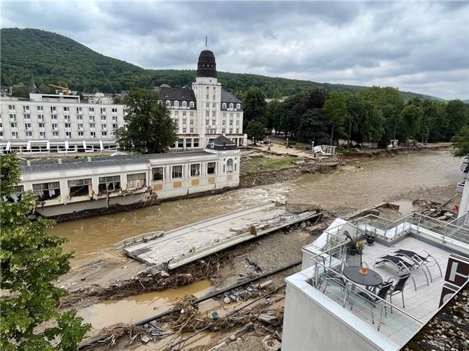 „Wie ein angestrandeter Tanker“: Die Kurgartenbrücke lag gleich vor dem Hotel.