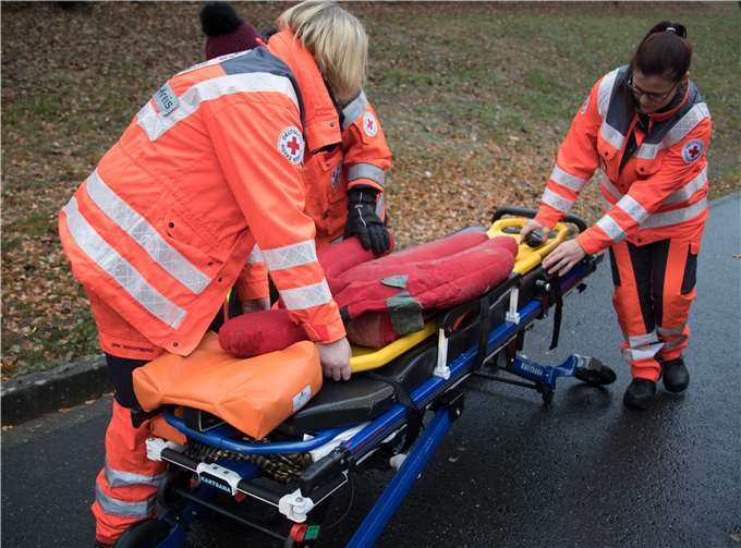 Wie ein echter Patient wird der Dummy vom DRK in Empfang genommen.
