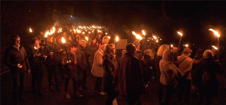 Wie ein feuriger Bandwurm zogen die mit Fackeln durch die Weinberge.Klaus Lammai