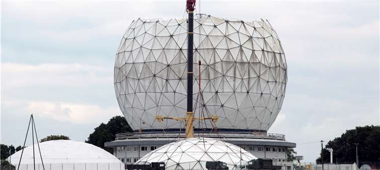 Wie ein geköpftes Frühstücksei sah das Radom in Werthhoven für kurze Zeit aus, als die Spitze ausgetauscht wurde. JOST