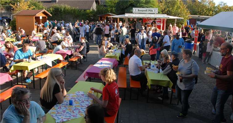 Wie ein riesiger Biergarten wirkte der große Schulhofbeim Fest am vergangenen Samstag. Das sommerliche Wetter trug zusätzlich zum Gelingen der Veranstaltung bei.