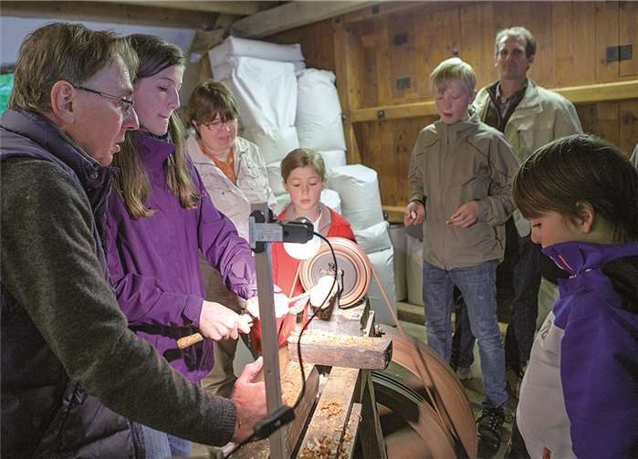 Wie eine Drehbank funktioniert, zeigte Joseph Kemp (l.) Kindern und Jugendlichen.VJ