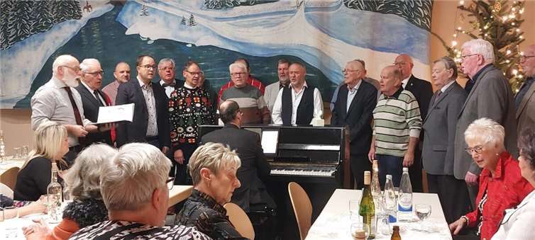 Wie es sich für eine Sängerfeier gehört, wurde natürlich auch zusammen mit allen Gästen viel gesungen. Foto: Irene Schütz