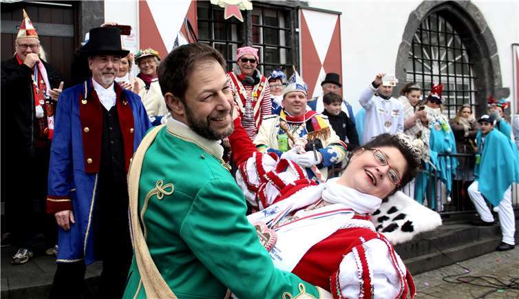 Wie es sich nach einem unblutigen Sieg gehört,tanzte Sissi am Arm von Tamás Balássy den Kaiserwalzer.