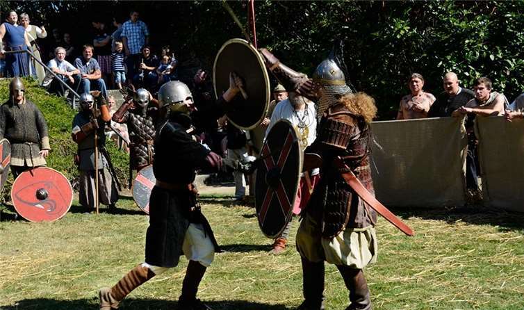 Wie es war, als Kaiser Friedrich Barbarossa mit den Rittern seines Gefolges in Sinzig Station machte, davon erhalten die Marktbesucher einen Eindruck. privat