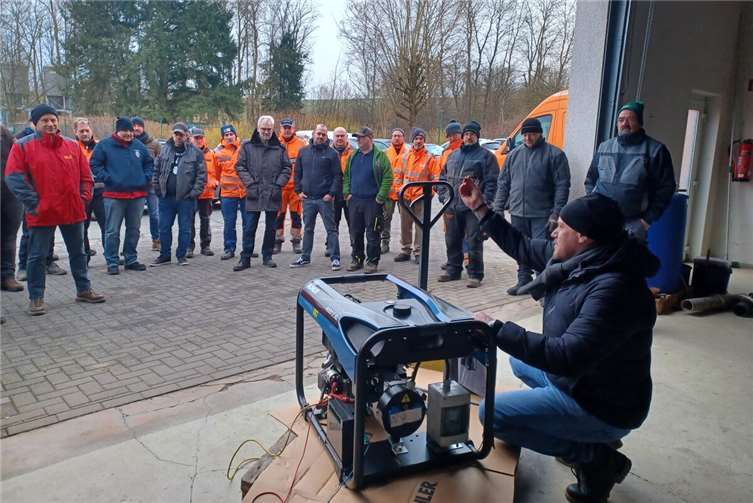 Wie funktioniert der Notstromerzeuger? Was muss man beim Betrieb beachten? Nach der fachlichen Einführung bekamen die Vertreter der Ortsgemeinden und der Stadt die Dieselaggregate ausgehändigt, die im Katastrophenfall die Notfalltreffpunkte mit Strom versorgen sollen.  Foto: VG Montabaur / Christina Weiß