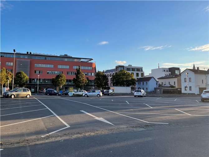 Wie gefegt: Auf die Pop-Up-Mall gibt es am Moses-Parkplatz nur noch wenige Hinweise.  Foto: ROB