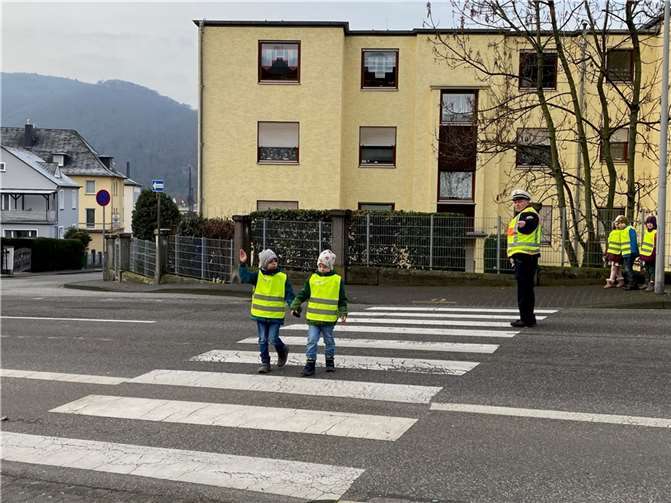 Wie gelernt, überqueren die Kitakinder Hand in Hand den Fußgängerüberweg auf der Kölner Straße.