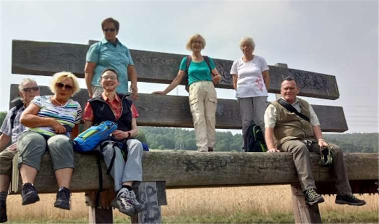 Wie geschrumpft wirkten die Wanderer auf der Riesenbank. Taunusklub Bad Ems