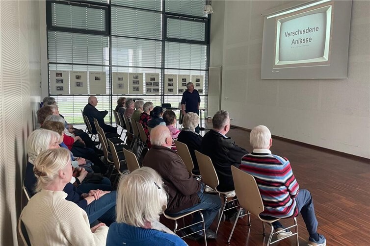 Wie gewohnt entwickelten sich während der Präsentation lebhafte Gespräche: Gemeinsam versuchte man, die Bilder zeitlich einzuordnen und die darauf abgebildeten Personen zu identifizieren.