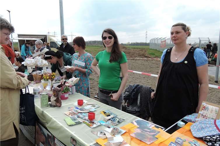 Wie hier am Infostand der Wildvogel-Pflegestation Kirchwald war überall das Interesse der Besucher an der Arbeit der Tierschutzvereine groß.