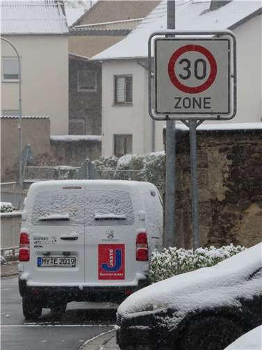 Wie hier an der Einfahrt in den Kanalweg weisen Hinweisschilder auf die Reduzierung der Innerortsgeschwindigkeit hin.  Foto: Lothar Kalter