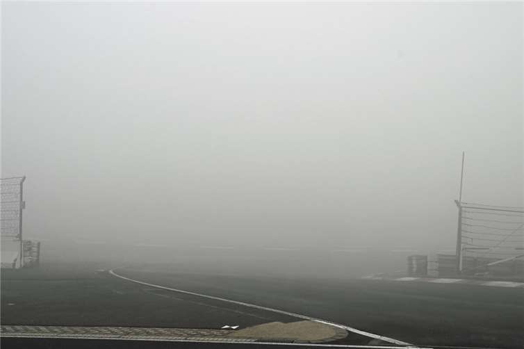 Sieg für Falken Motorsports bei einem wegen Nebel verkürzten NLS-Saisonhöhepunkt Wie hier bei der Einfahrt von der GP-Strecke zur Nordschleife ließen die geringen Sichtweiten eine Freigabe der Strecke für die Rennfahrzeuge nicht zu.