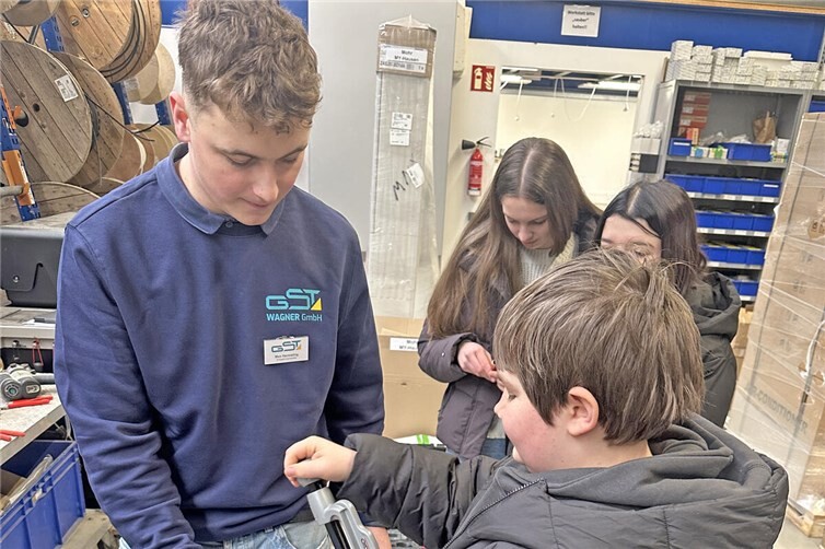 Wie hier bei der Firma Gebäudesystemtechnik Wagner in Kottenheim bringt das WFG-Zukunftsbüro Schulen und Unternehmen für MINT-Aktivitäten zusammen. 