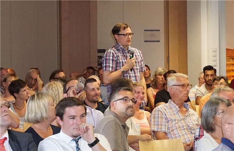Wie hier bei einer Einwohnerversammlung haben die Bürger von Heddesdorf zukünftig die Möglichkeit, durch die Mitarbeit im Ortsbeirat, ihr Lebensumfelds mitzugestalten.  Fotos: FF