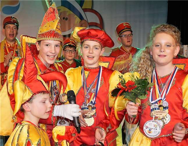 Wie hier das Irlicher Prinzenpaar bedankten sich die Tollitäten mit Gesang für die Kamelle.