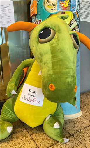 Wie hier im Hit Markt waren in ganz Rheinbach Kuscheltiere zu finden.