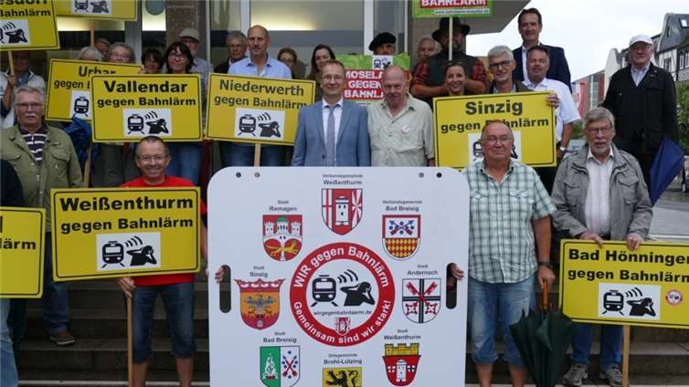 Wie hier im Sommer 2019 beteiligen sich die Freien Wähler Sinzig an den monatlichen Dienstagsdemos der Bürgerinitiative „Wir gegen Bahnlärm“ in Neuwied.Foto: privat