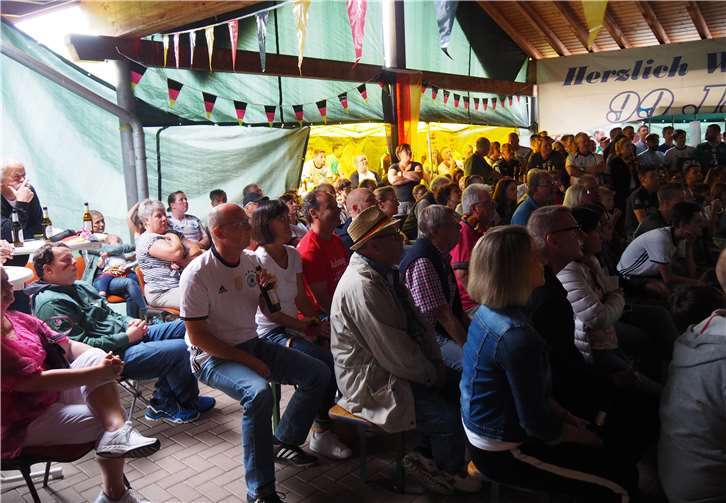 Wie hier im Spiel gegen Mexiko waren auch am Samstag wieder viele Fans beim Public Viewing des SCB. Michael Beitzel