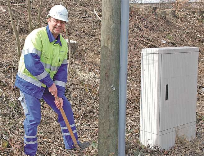 Wie hier in Balkhausen überprüft der Verteilnetzbetreiber Westnetz wieder die Holzmasten zur Stromversorgung. Dazu gehört auch das Freilegen des Mastfußes, um diesen auf seine Standfestigkeit zu untersuchen. Hier: Westnetz-Mitarbeiter Andreas Schumacher führt im Zuge der Qualitätssicherung eine stichprobenartige Kontrolle der durchgeführten Arbeiten durch.Westnetz GmbH