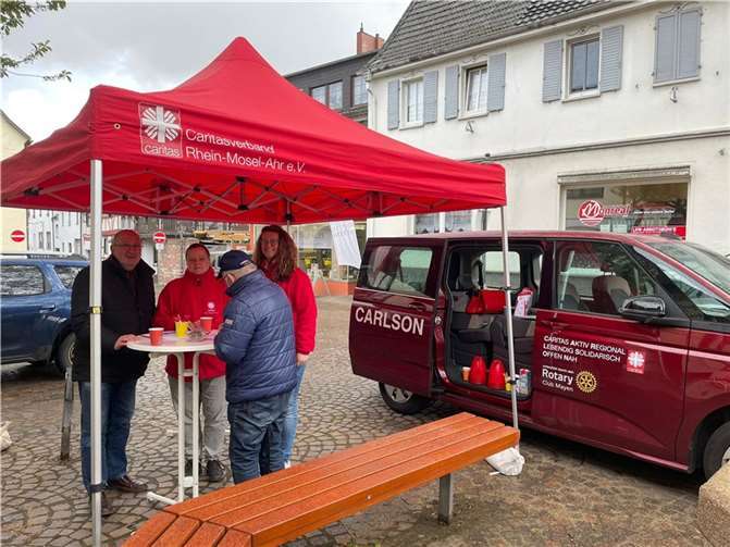 Wie hier in Heimersheim informierte das Fluthilfe-Team an 23 weiteren Orten entlang der Ahr.  Foto: Kerstin Marci