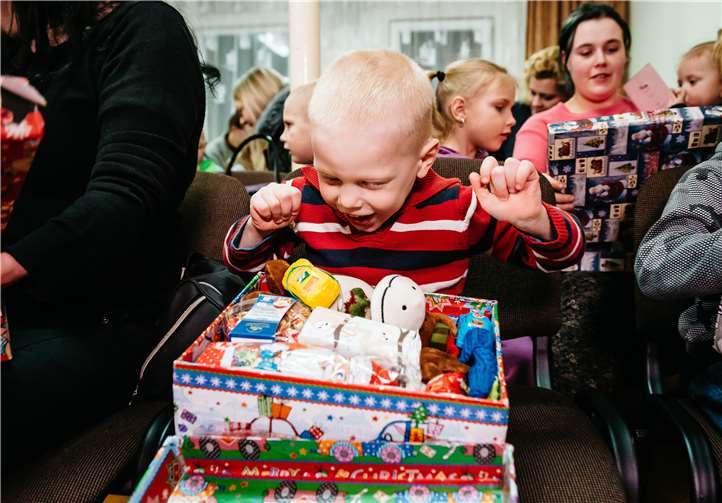 Wie hier in Litauen freuten sich bisher bereits mehr als 167 Millionen Kinder auf der ganzen Welt über die Weihnachtsgeschenke im Schuhkarton. Foto: Samaritan’s Purse e. V.