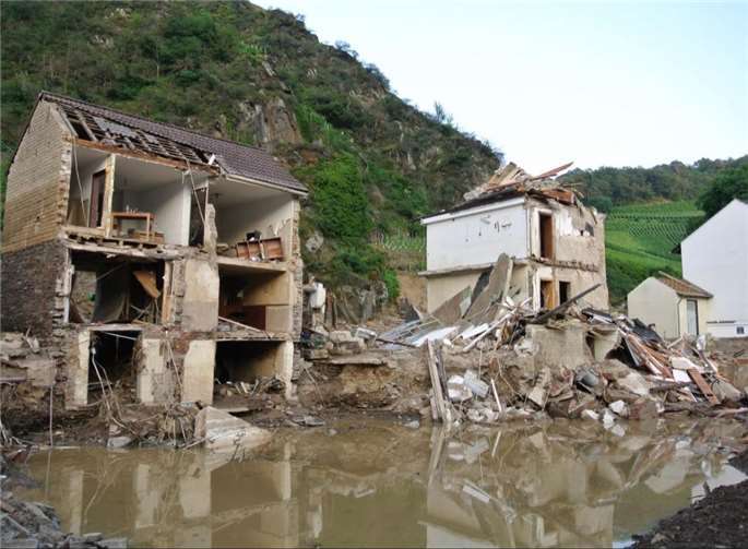 Wie hier in Mayschoß entstand auch andernorts immenser Schaden durch das katastrophale Flutereignis Mitte Juli 2021. Die Ehrenamtsbörse Wachtberg e.V. unterstützt mit Spenden die Bevölkerung im Ahrtal Foto: Bernd Wollin