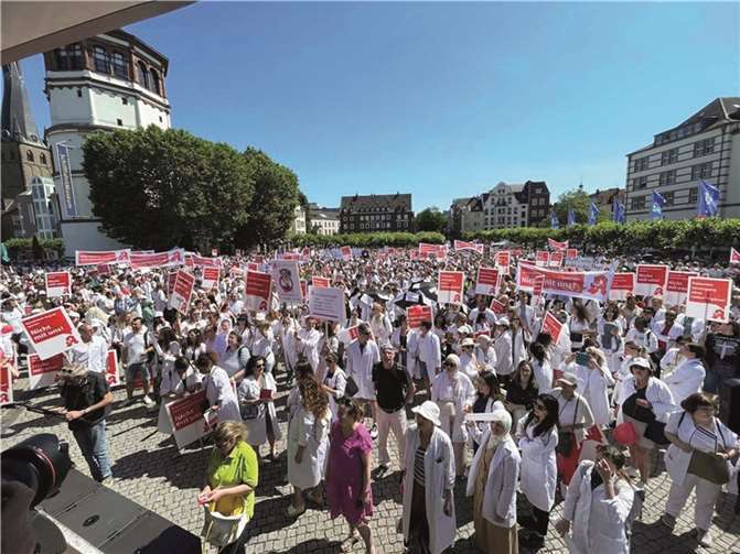 Wie hier in Wiesbaden hatten sich auch zahlreiche Protestierende in anderen Städten Deutschlands zu Kundgebungen eingefunden.