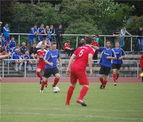Wie im Vorjahr treffen im Halbfinale die SG Maifeld (rote Trikots) und die SG Mosel Löf aufeinander. SK