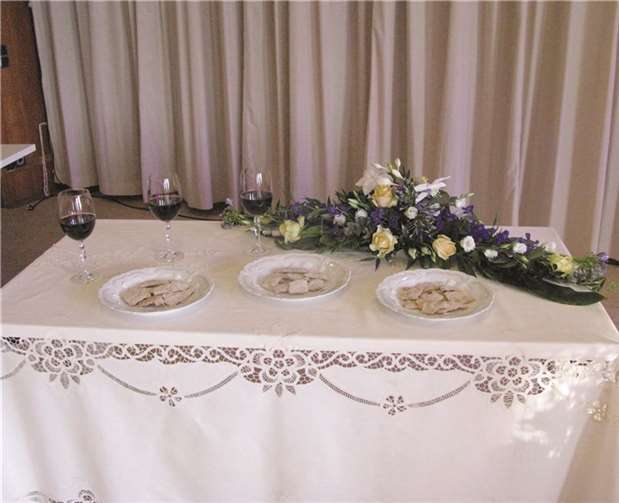 Wie im ersten Jahrhundert werden Brot und Wein bei der Gedenkfeier gereicht. privat