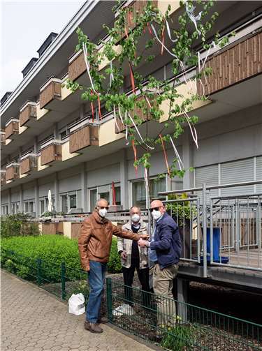 Wie im letzten Jahr stellten Mitglieder der BI an der Sonnenterrasse einen kleinen Maibaum auf.