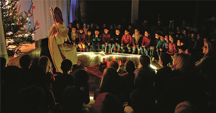 Wie im vergangenen Jahr versprochen, kam auch in diesem Jahr der Nikolaus in die Grundschule Burgbrohl. privat