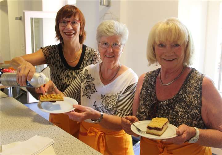 Wie immer Kult: Der Kuchenverkauf der KFD-Frauen.