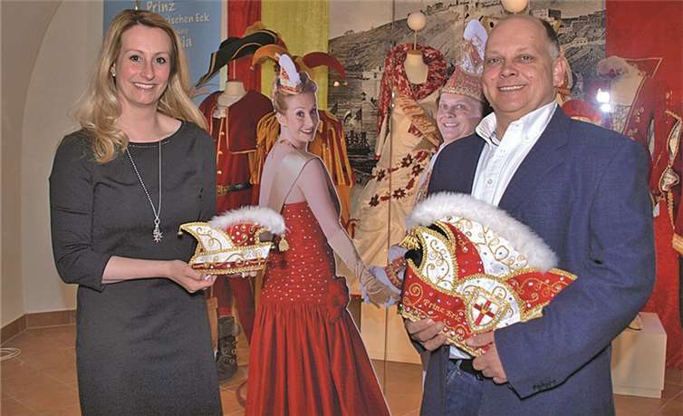 Eigene Mützen den Ausstellungspuppen aufgesetzt Wie immer frisch und gut gelaunt: das noch amtierende Tollitätenpaar Confluentia Daniela Urmetzer und Prinz Eric Eierstock bei der Abgabe der Mützen.US