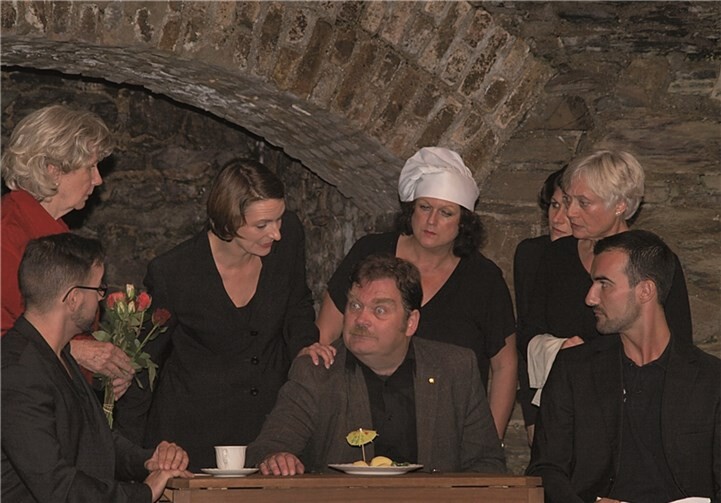 Wie immer grandios ausdrucksstark und sehr überzeugend, „Die Findlinge“ im Loriot-Sketch „Schmeckt`s“.