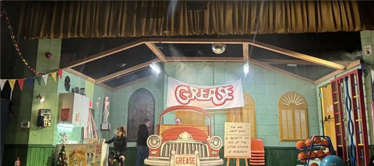 Wie immer im English Theatre Frankfurt beeindruckten die Darstellungen der Schauspielerinnen, die Virtuosität der Musiker sowie das Spiel mit dem Bühnenbild. Foto: GiK
