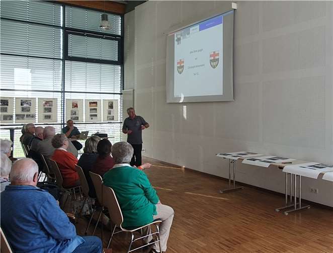 Wie immer kam es während der Präsentation zu regen Diskussionen bei dem Versuch, die Bilder zeitlich einzuordnen.  Foto: privat