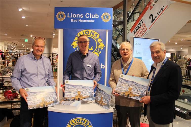 Shoppen und bummeln ohne Stress Wie immer konnte auch der kultige Adventskalender des Lions Club Bad Neuenahr erworben werden.