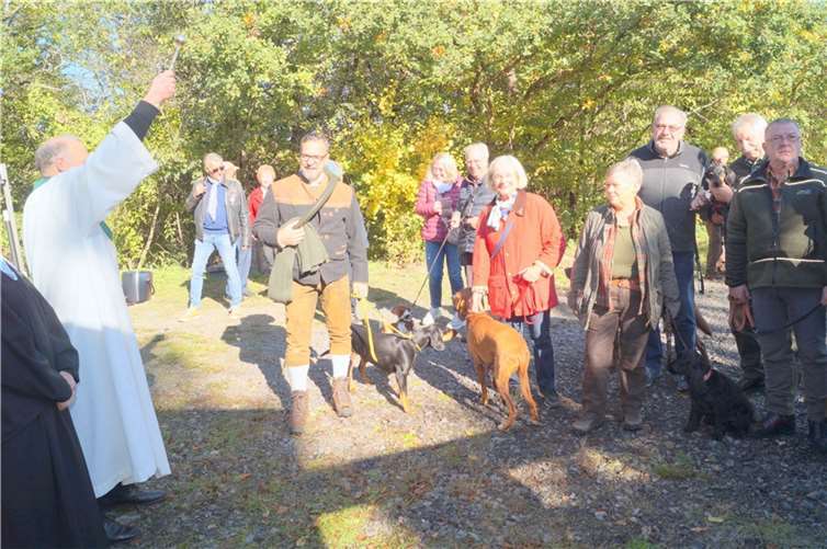 Wie immer segnete Bernd Gilles am Ende des Gottesdienstes die Hunde samt Besitzer mit Weihwasser.