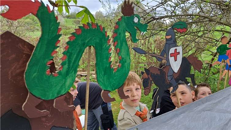 Wie immer selbst gemacht: Mit eigenen Spielfiguren stellten die Jüngsten die Legende des Heiligen Georg mit dem Drachenkampf den Gästen vor.  Foto: Frank Hachemer
