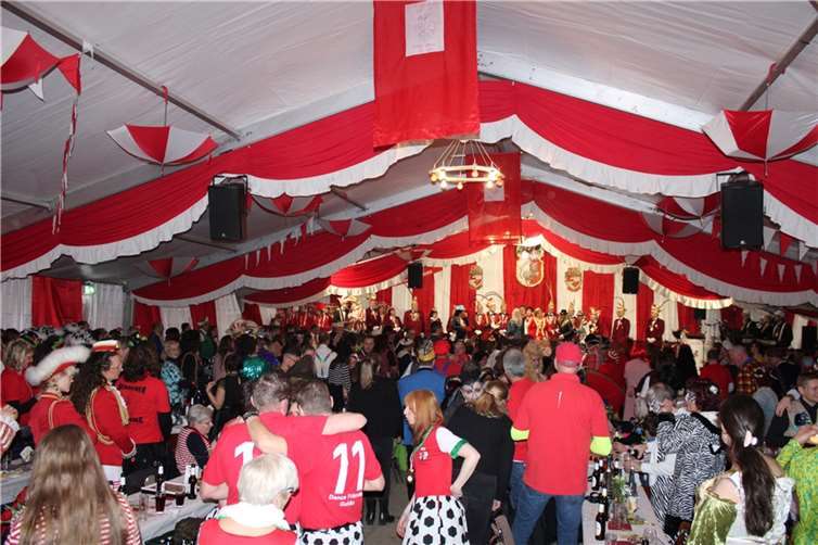 Wie immer war das Festzelt am Ahrufer restlos ausverkauft.