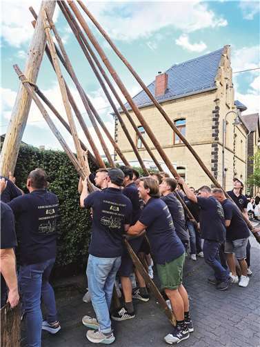 Wie immer wurde der Kirmesbaum nach alter Väter Sitte mithilfe von sogenannten Schwalben aufgestellt.